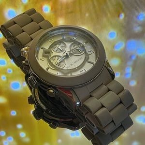 Like new Michael Kors Womens Watch. White ceramic and stainless steel.